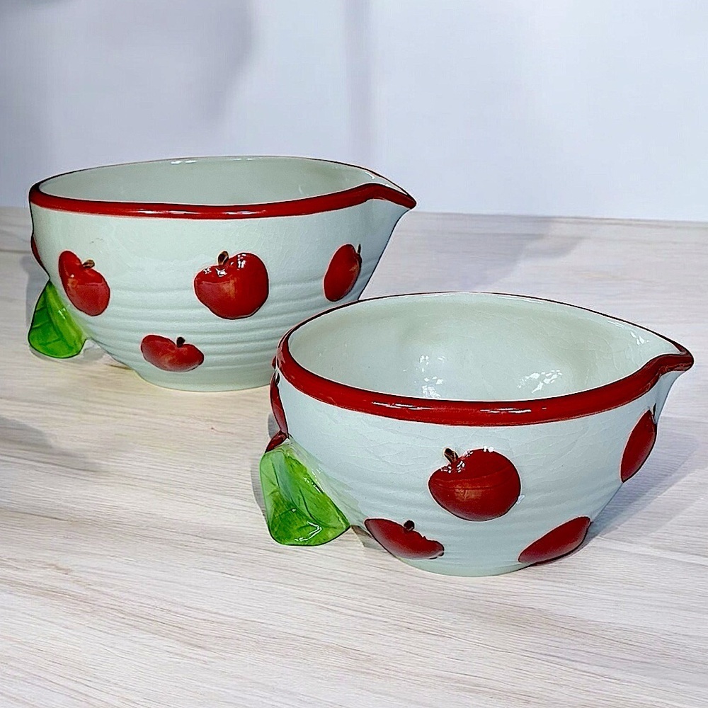 Vintage Mixing Bowls Apples Pour Spouts Handles Ceramic Nesting Design Set of 2